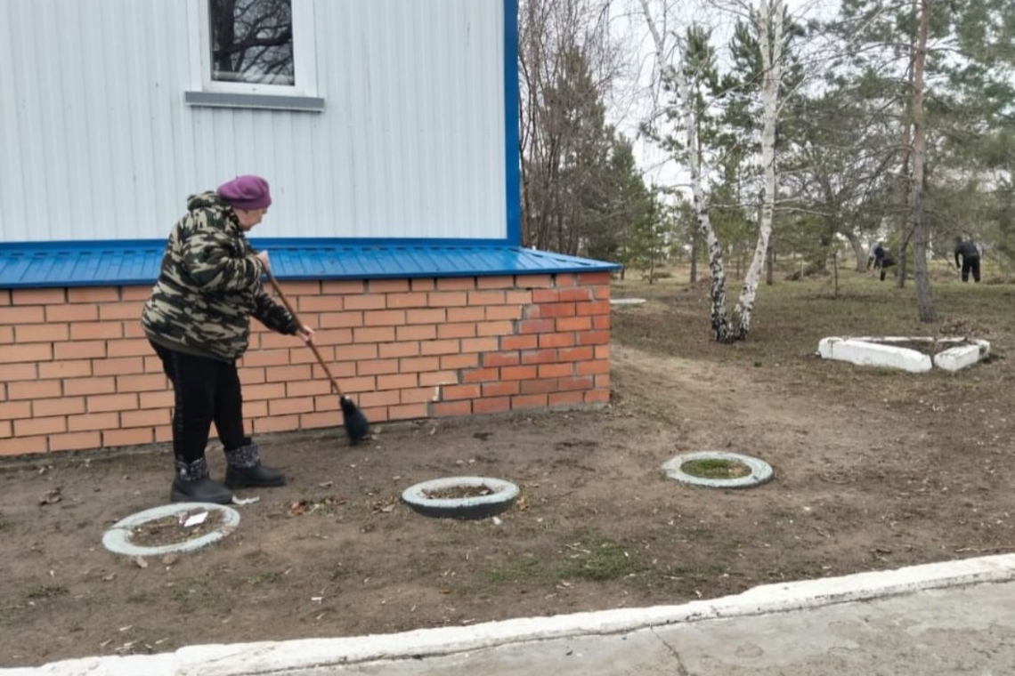 В рамках программы «Таза Казакстан» и в рамках республиканской акции «Жасыл апта» («Зелёная неделя»), коллектив школы приняли участие в субботнике по уборке территории школы. #адалазамат #ТазаКазакстан @mendikara.bb.2020
